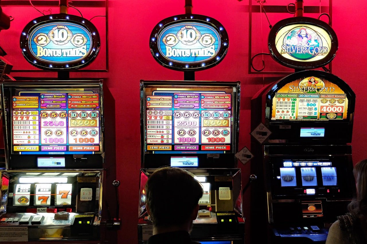 မြန်မာဘောလုံးချစ်သူများ ayeay777 Sportsbook တွင် လောင်းကစားနေသောမြင်ကွင်း